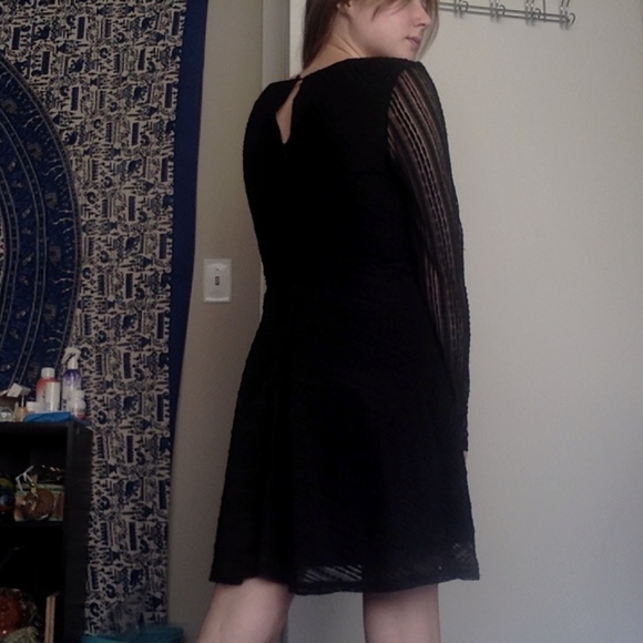 Black long sleeve dress! - Picture 3 of 7
